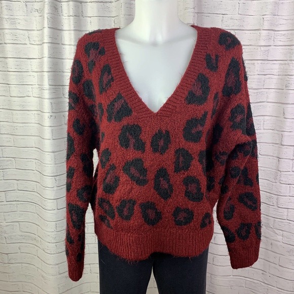 PINK Victoria’s Secret Leopard Cheetah Print Pullover V-neck Sweater Burgundy L - Picture 1 of 6